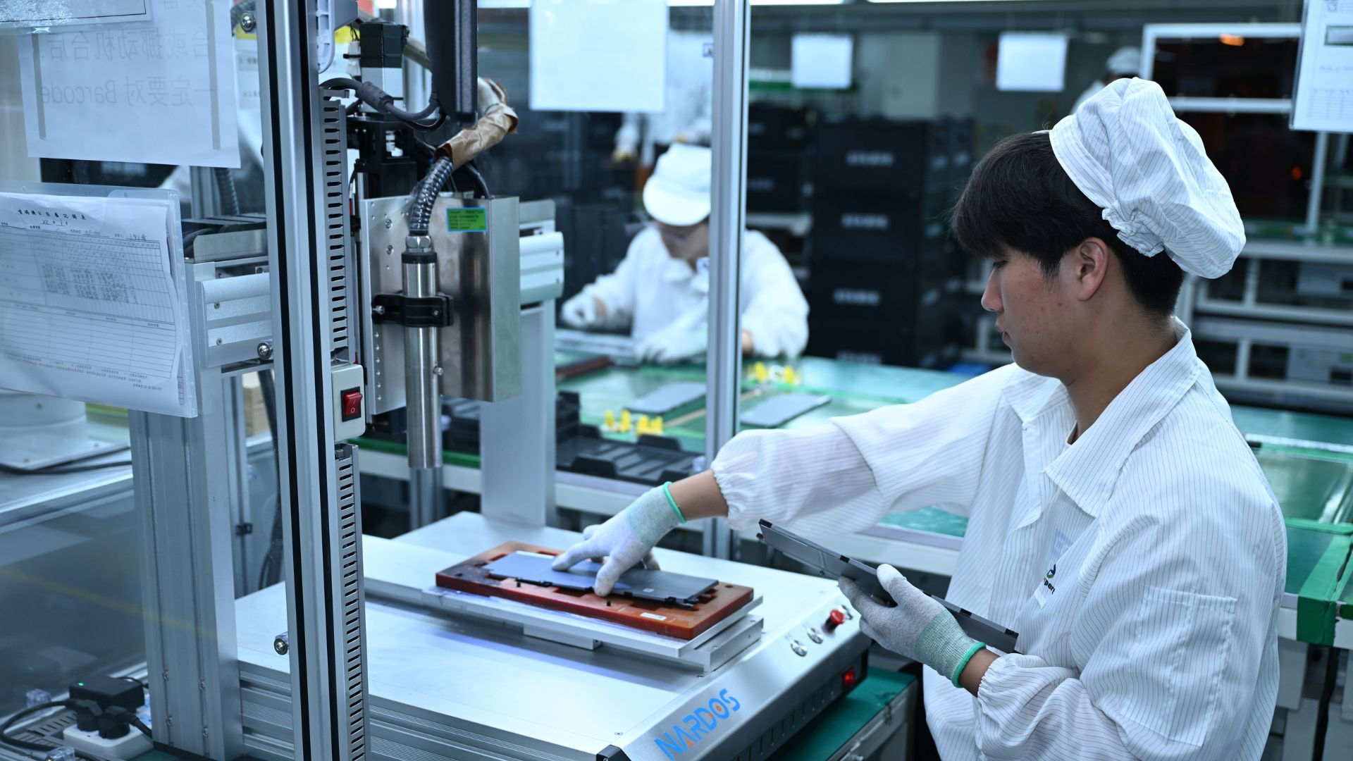 Lenovo Unveils World's First 1,000Wh/L Silicon-Anode Battery for Laptops