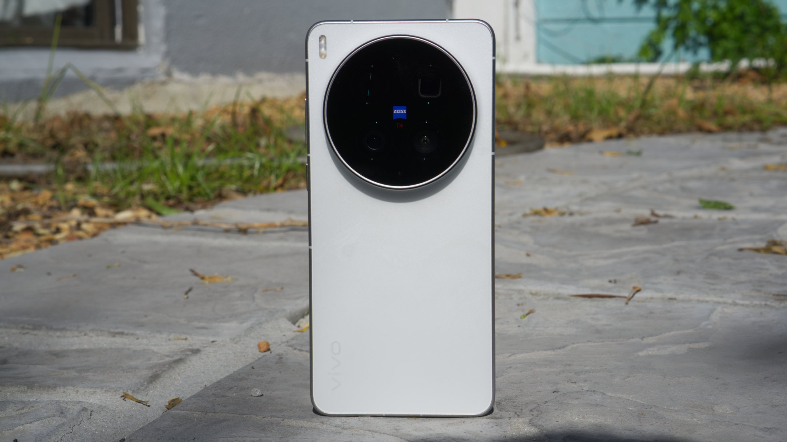 Vivo X300 Ultra Review: Two 200MP Cameras and the World's Best Mobile Photography